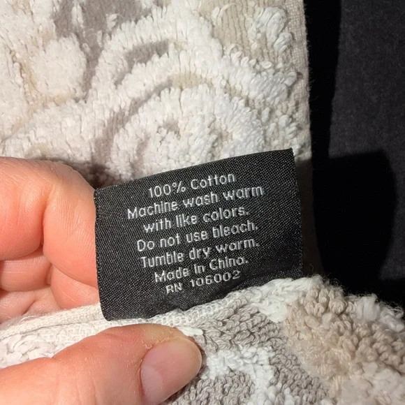 Elegant Cream and White Towel Set - Picture 5 of 6